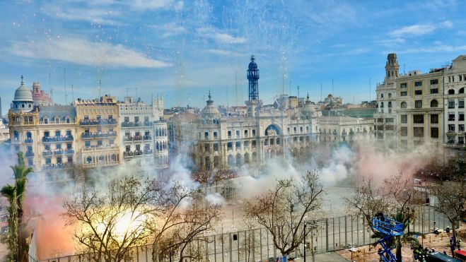 Una mascletà des de la plaça de l'Ajuntament de València